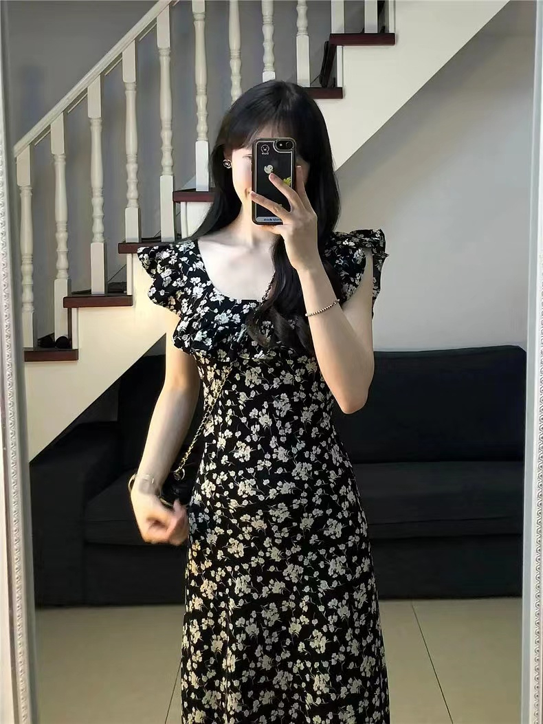 茶歇法式赫本風黑色碎花連衣裙子女夏季新款氣質收腰長裙高級