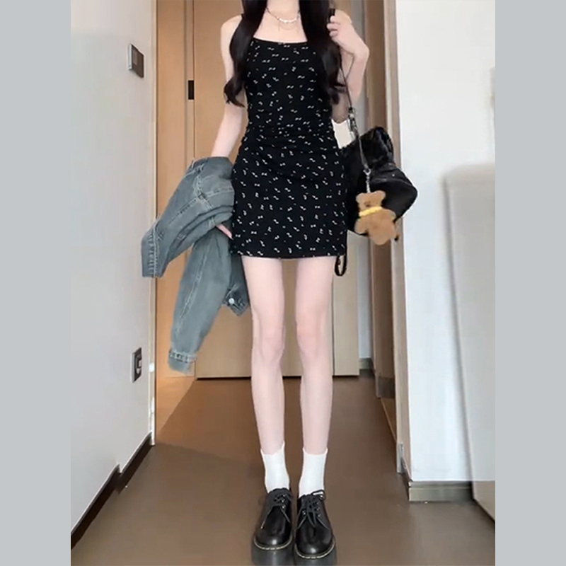 早春裝黑色吊帶碎花連衣裙子女夏季2024新款海邊度假沙灘氣質長裙