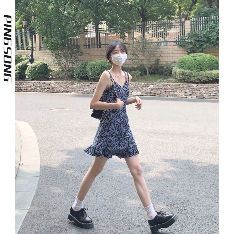 茶歇法式藍色碎花吊帶連衣裙2024新款女夏季收腰顯瘦a字連身短裙