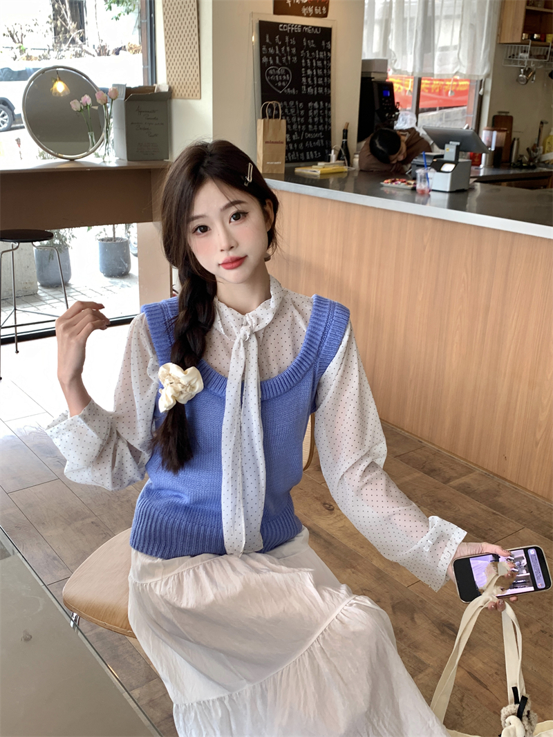 Real shot of early spring sweet white dotted lace-up chiffon shirt + U-neck knitted vest