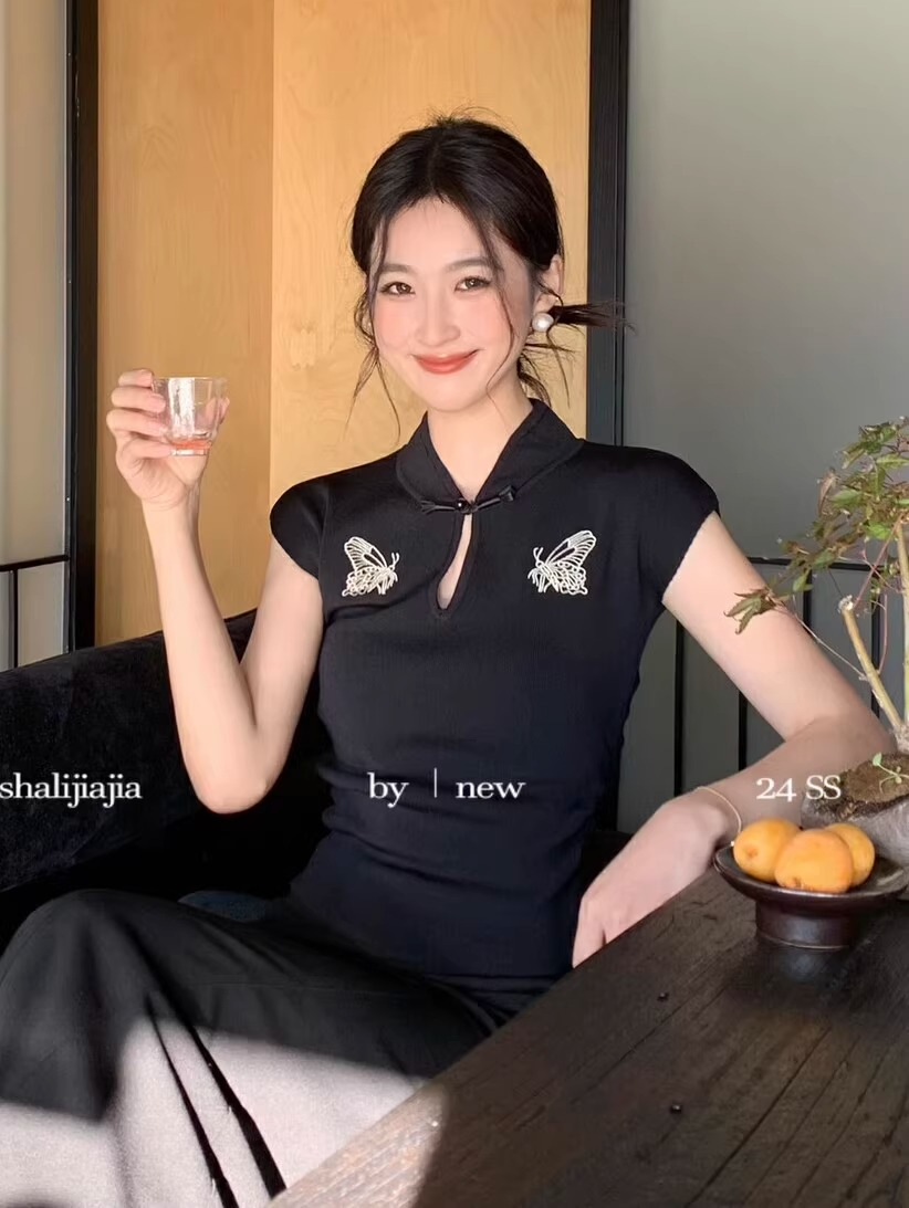 新中式盤扣短袖針織上衣女2024夏季新款修身短款蝴蝶刺繡別致小衫
