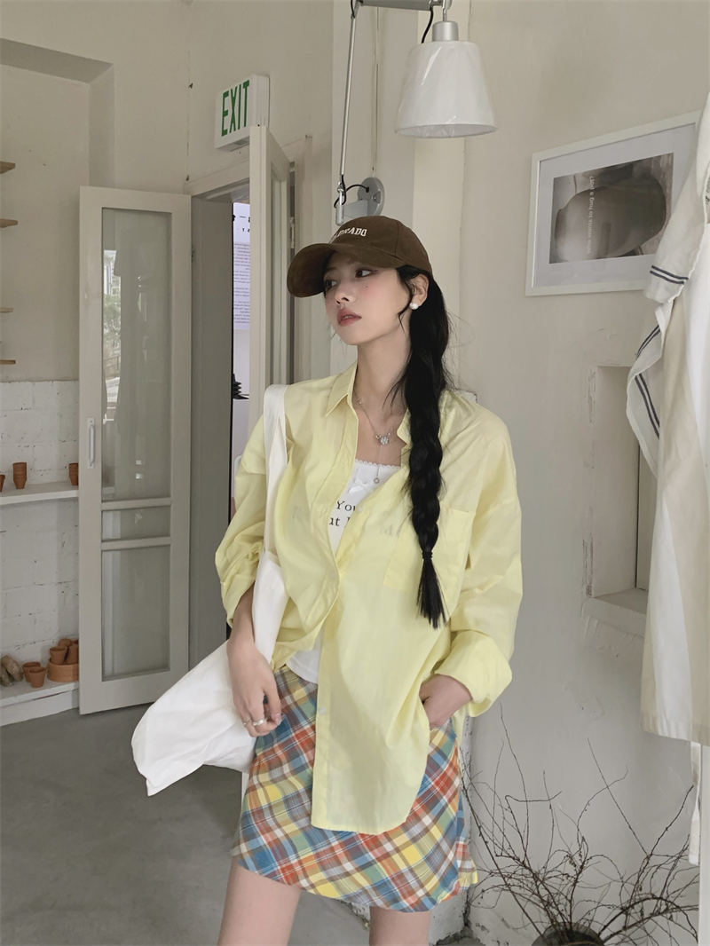 Actual shot of early spring Korean style goose yellow whitening and super tender loose sunscreen shirt long-sleeved jacket