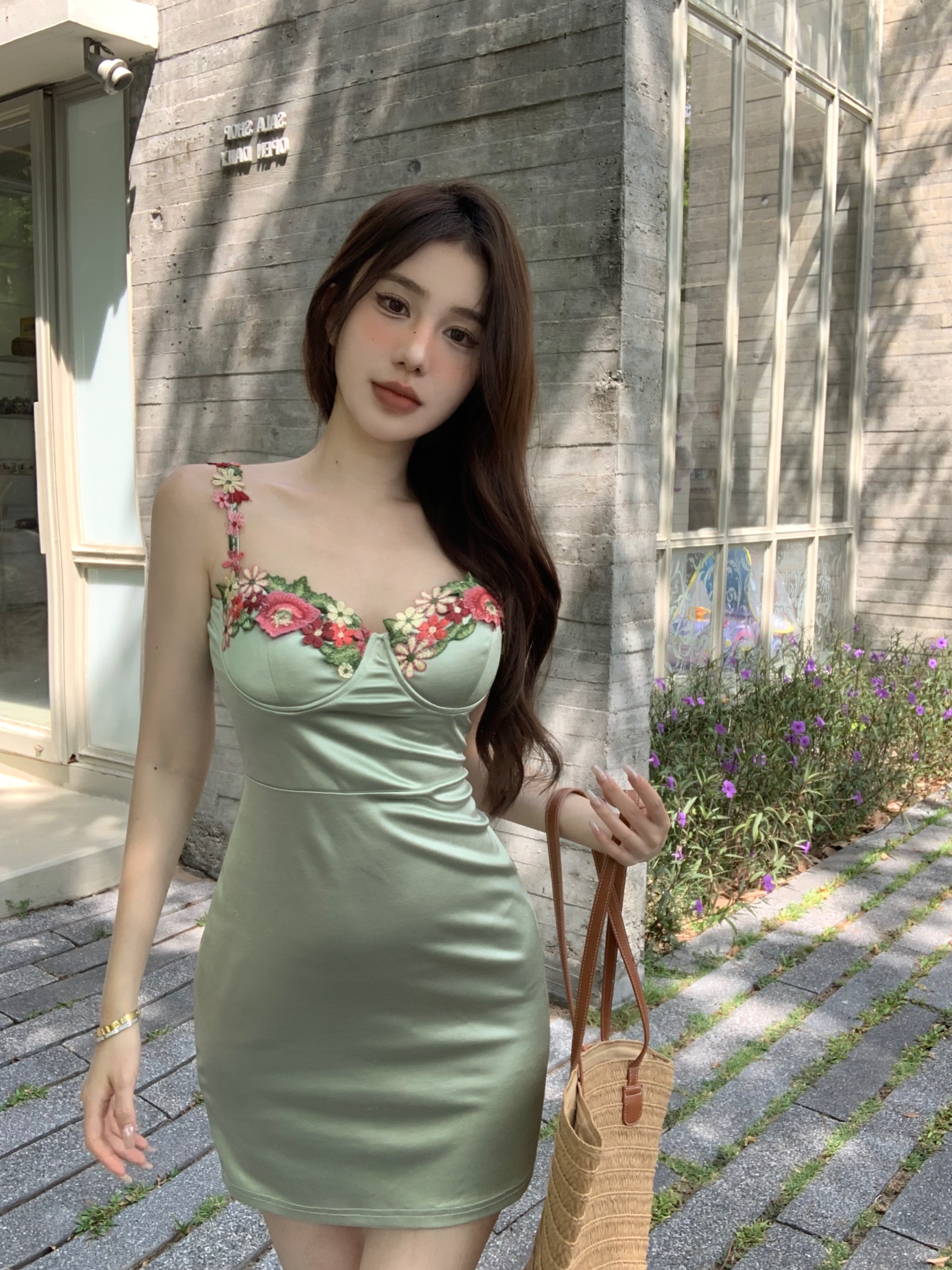 Real shot of satin dress, low-cut sexy short skirt, embroidered flower decoration, green suspender skirt