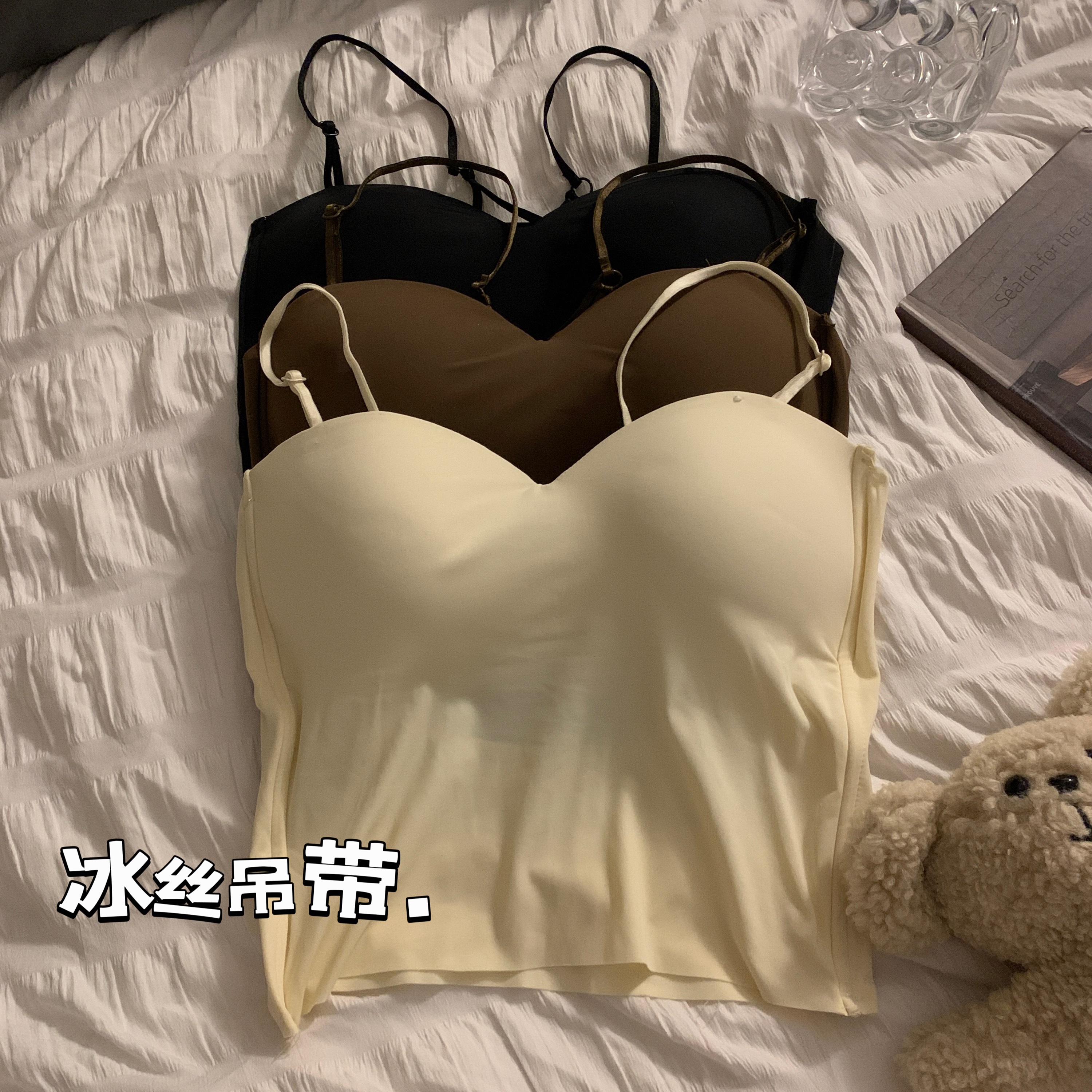 Actual shot of early spring ice silk seamless camisole with sexy design, slimming and beautiful back wear