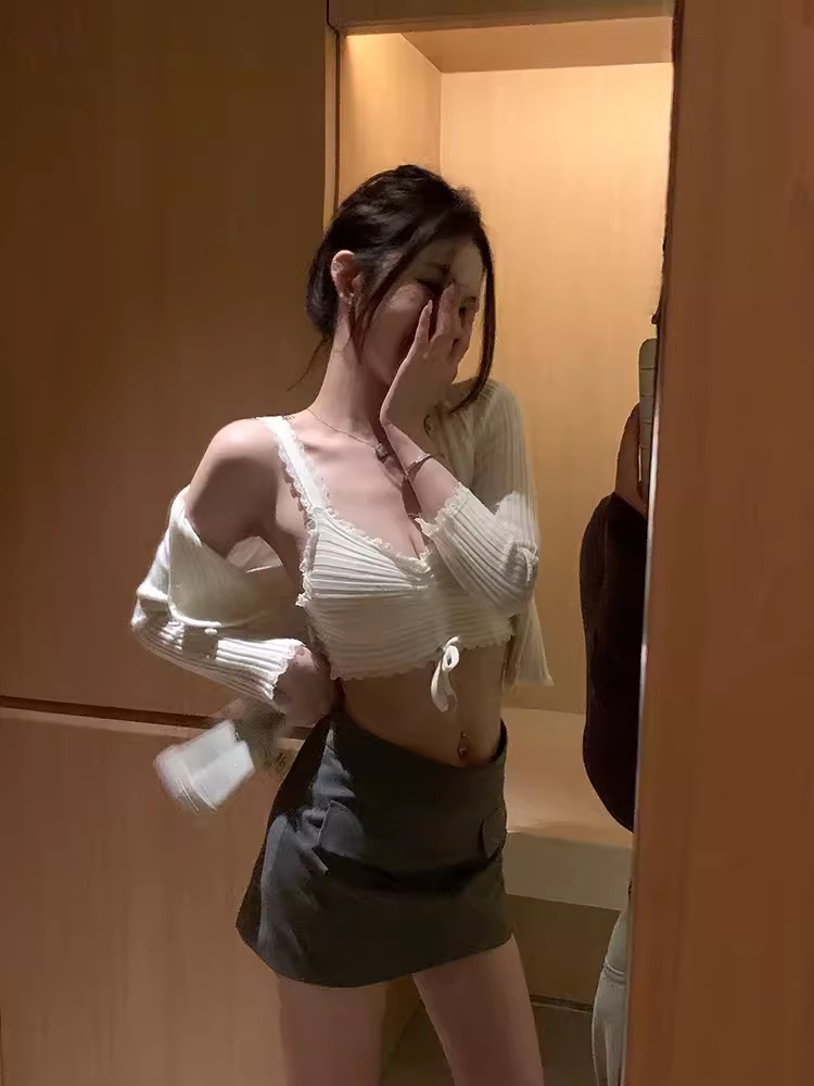 titi小姐姐嬌軟芭蕾蕾絲拼接短款吊帶修身純欲開衫針織套裝