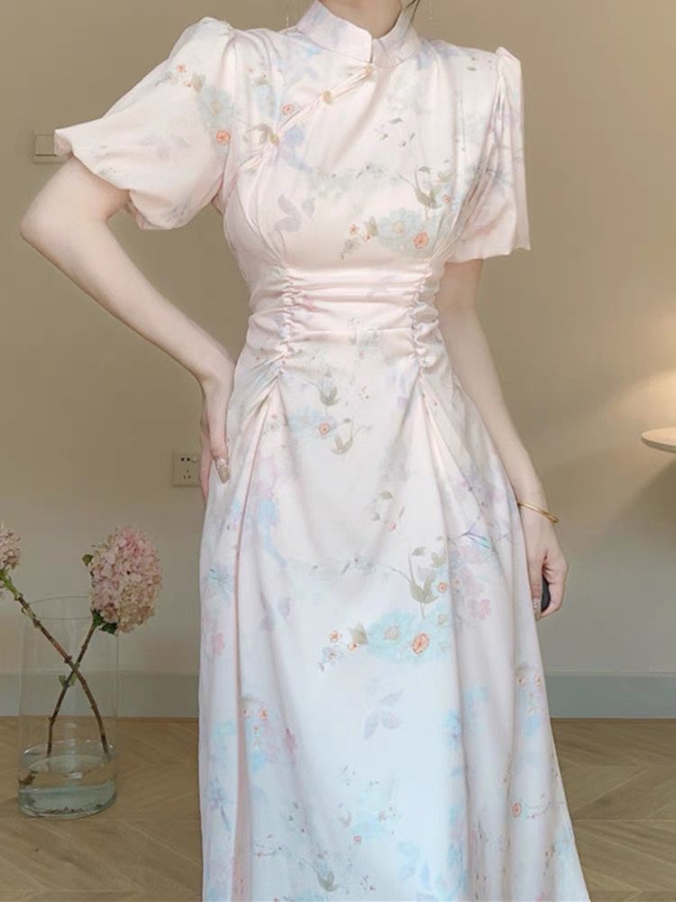 碎花連衣裙女2024新款改良櫻花旗袍式立領泡泡袖褶皺收腰包臀長裙