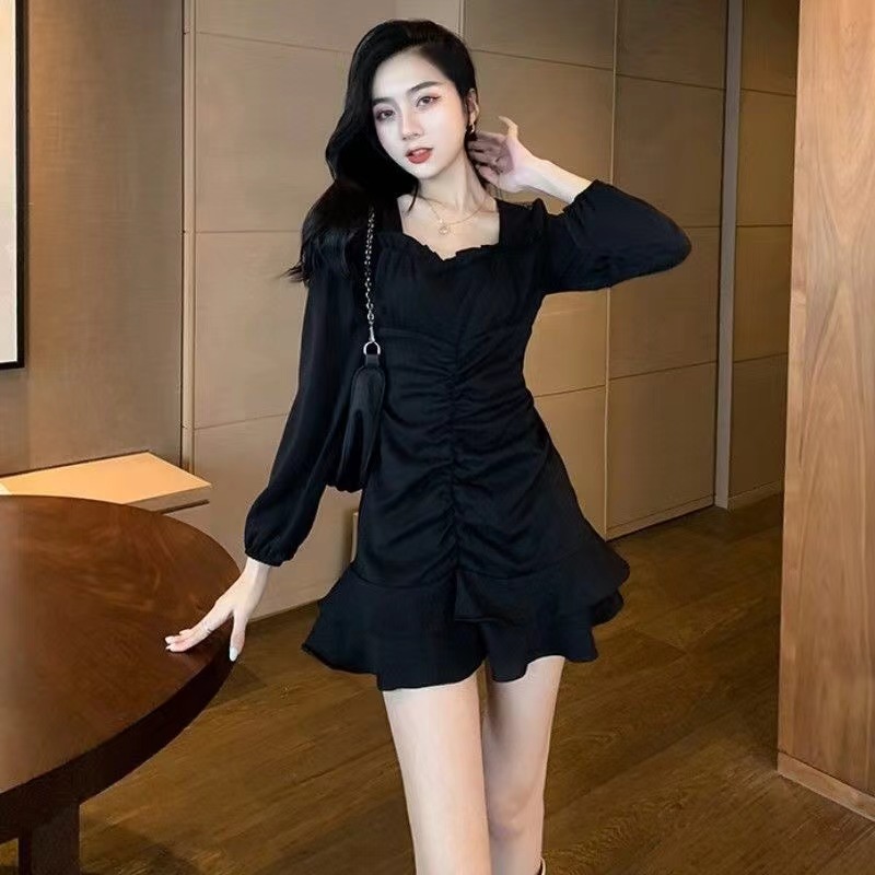 2024春裝新款法式小眾不規則抽褶小黑裙女收腰顯瘦氣質連衣裙