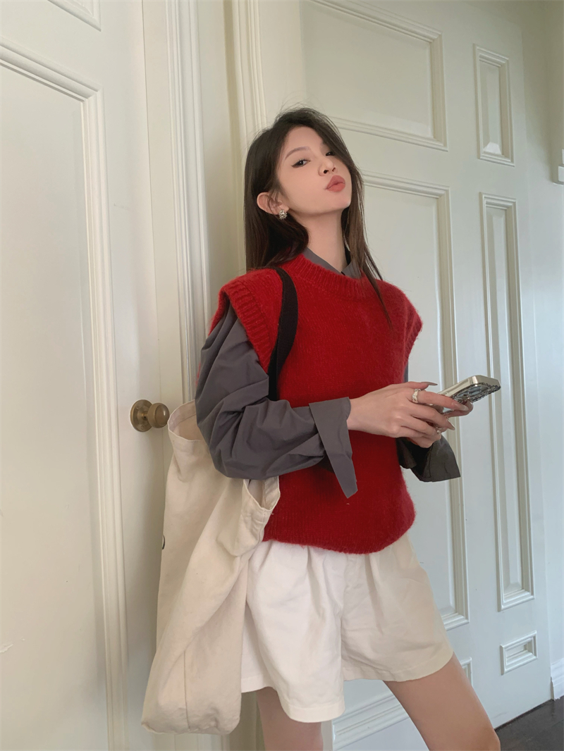 Real shot of college girl retro versatile V-neck red vest + gray shirt