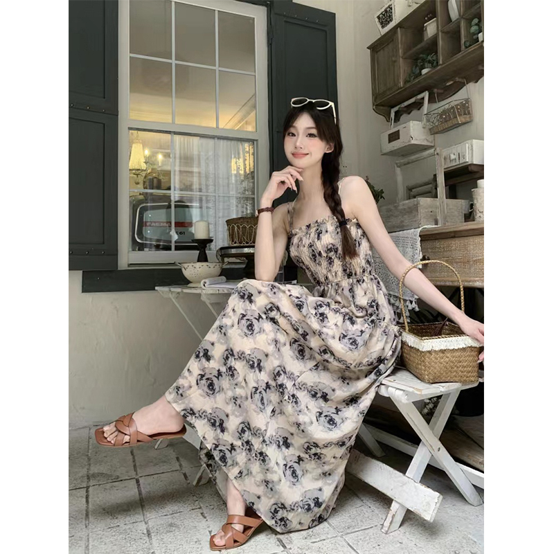 2024夏季新款碎花抹胸連衣裙女夏法式復古高級感收腰顯瘦吊帶裙