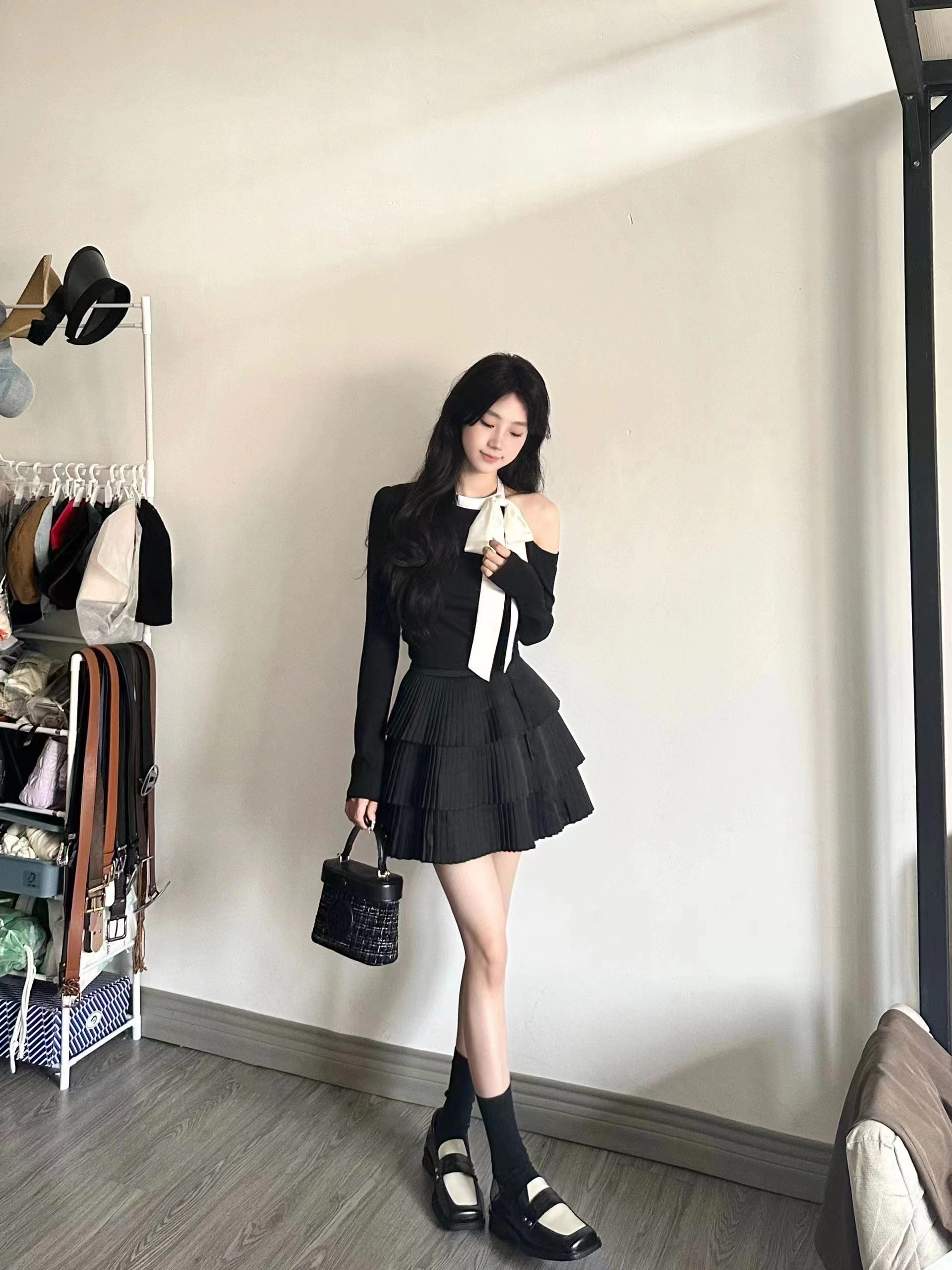 黑色露肩上衣女設計感小眾短款修身蝴蝶結長袖針織衫+黑色半身裙