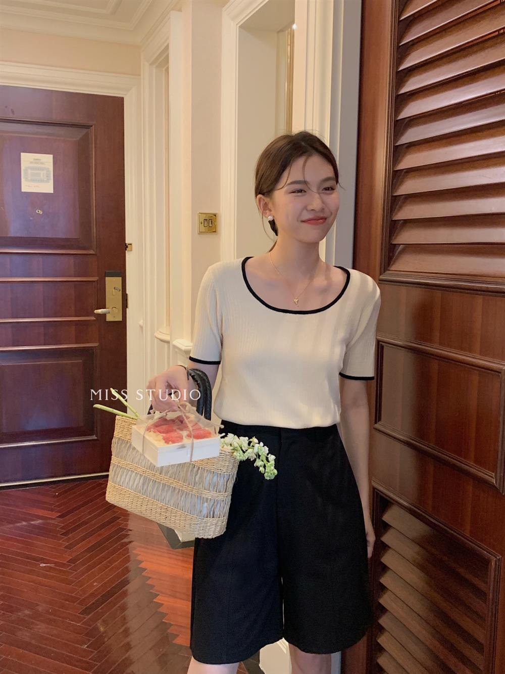 撞色低領薄款短袖t恤女2024夏季新款天絲針織打底衫洋氣內搭上衣