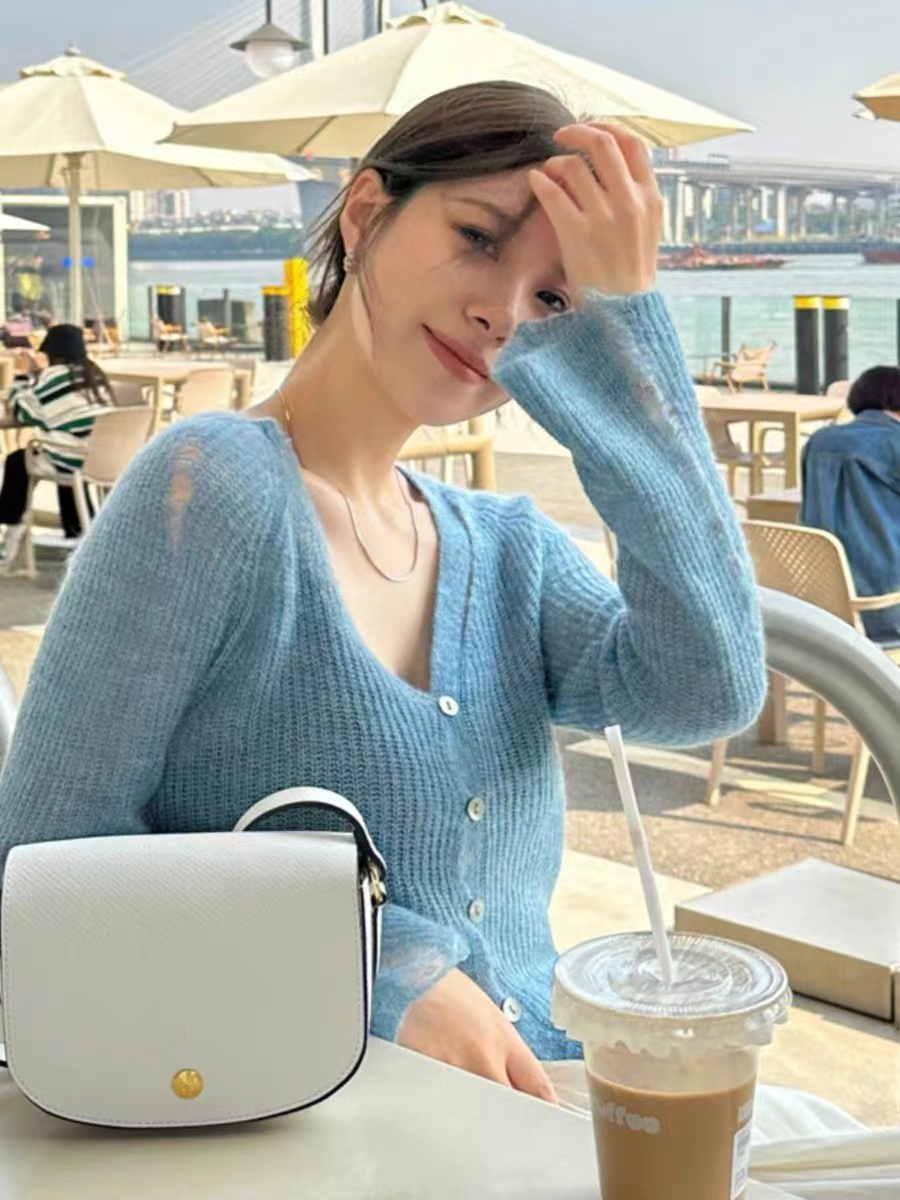 修身小心機鎖骨針織衫馬海毛上衣女春秋季新款小眾不規則開衫外套
