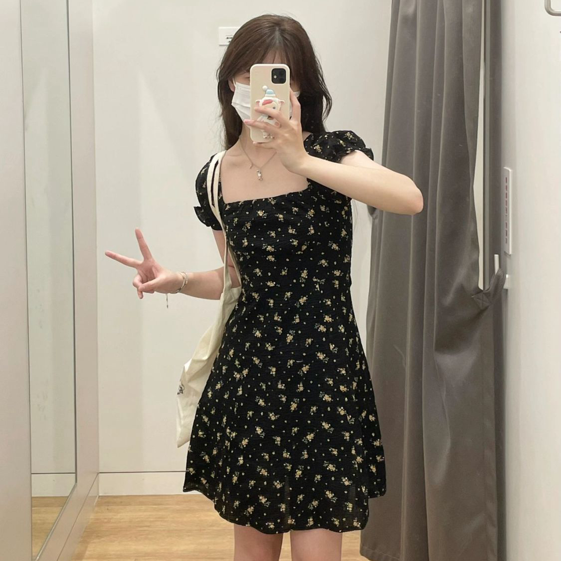 赫本風優雅法式黑色碎花連衣裙女夏收腰方領短袖開叉泡泡袖茶歇裙