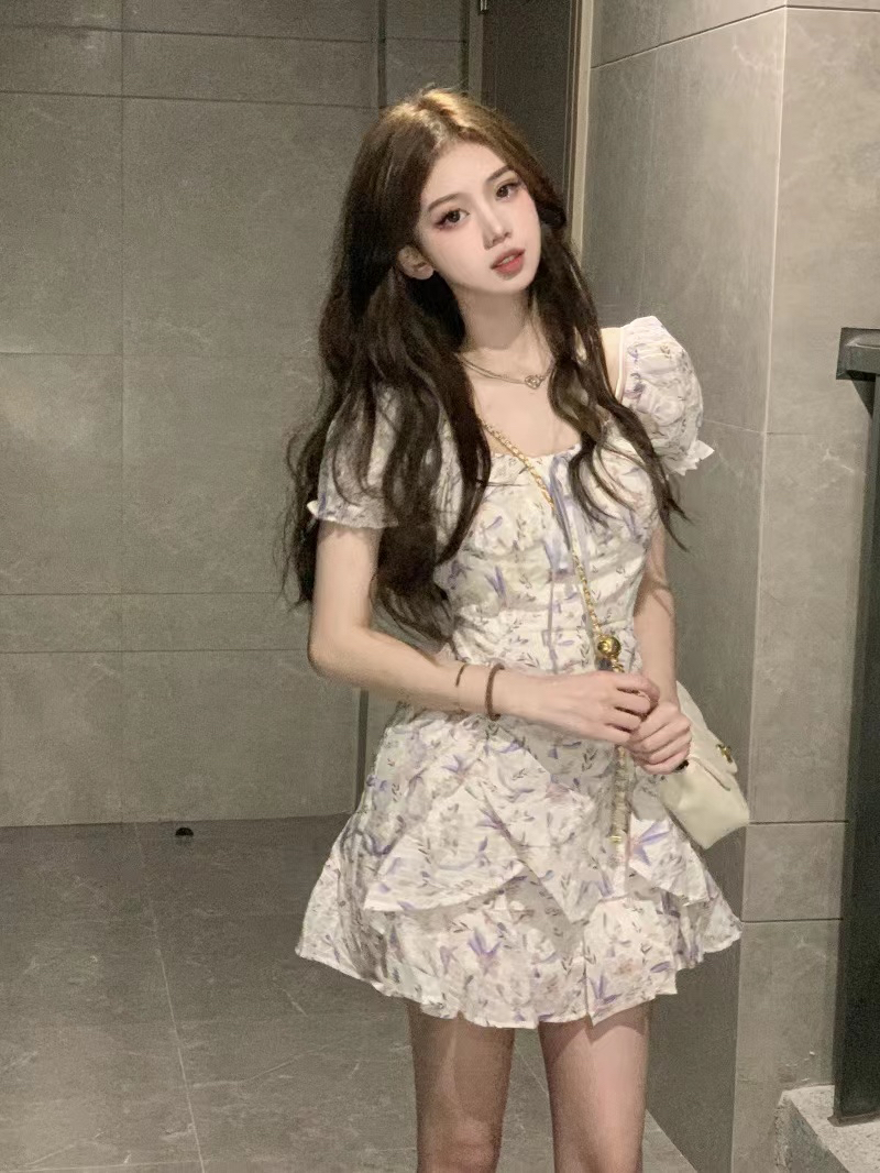 法式白色碎花V領短袖連衣裙女夏季新款初戀裙子荷葉邊收腰A字短裙