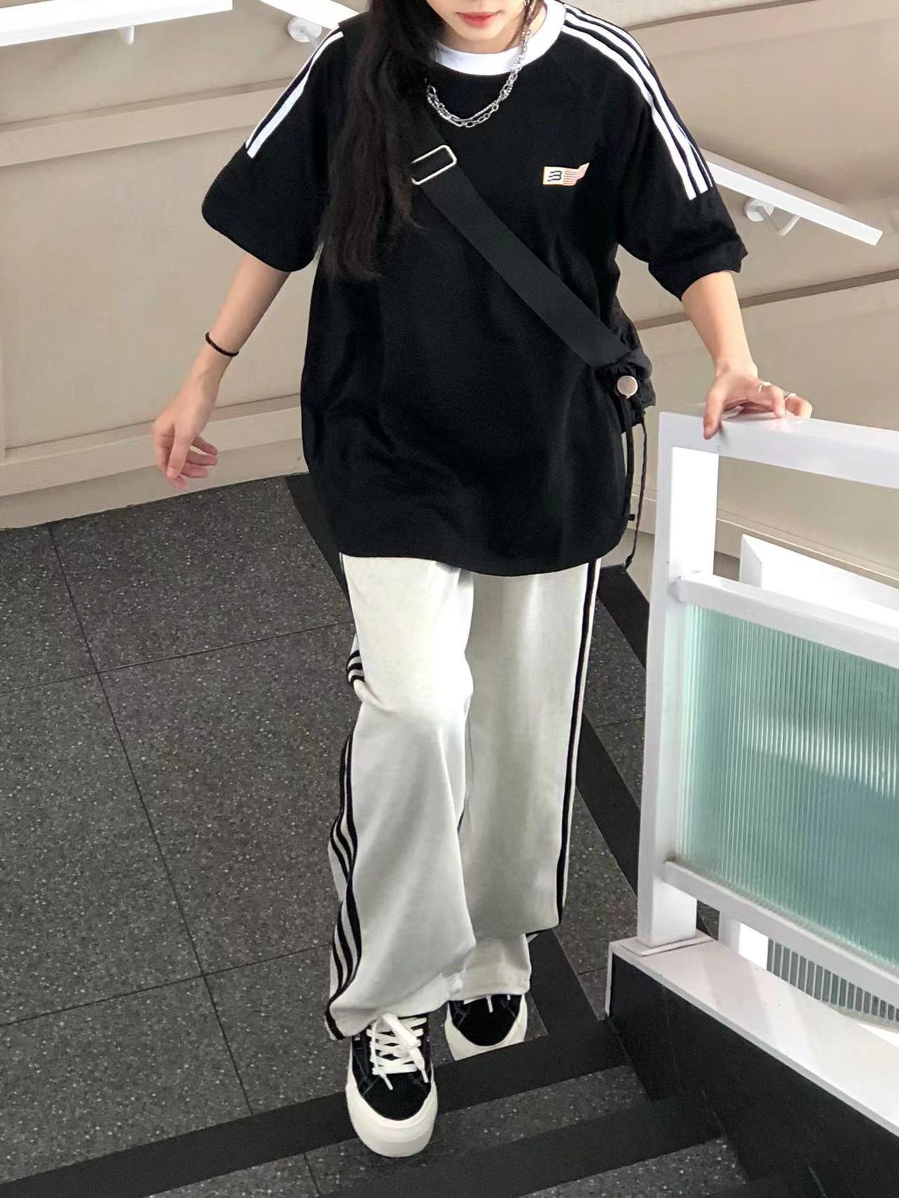 高質量純棉200克21支精梳緊密印花三條槓寬鬆大版落肩短袖恤女