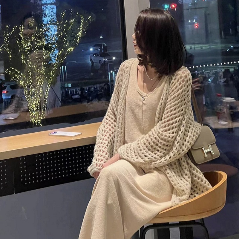 2024早春新款法式鏤空破洞杏色毛衣開衫女慵懶風外搭針織外套上衣