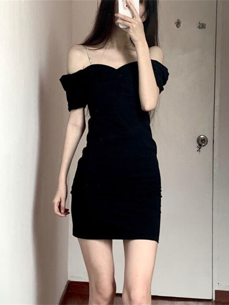赫本風小黑裙顯瘦性感法式小眾黑色一字肩吊帶連衣裙新款女夏