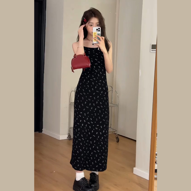 早春裝黑色吊帶碎花連衣裙子女夏季2024新款海邊度假沙灘氣質長裙