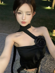 Real shot of a French hottie’s rose-decorated halterneck vest with ruffled stitching and slimming top