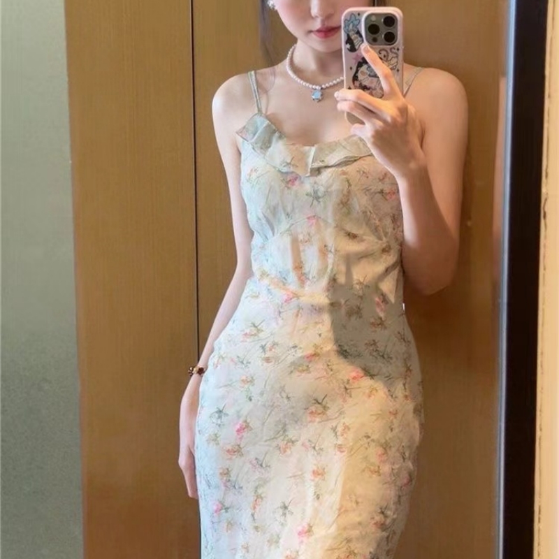 法式溫柔碎花吊帶連衣裙女夏季新款氣質修身收腰顯瘦度假風長裙子