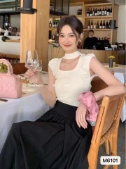 Summer 2024 New Neckless Sleeveless Backless Top for Women, Layered with High-End Sweet and Spicy Chic Vibe, Waist-Cutting Unique and Stunning Small Top