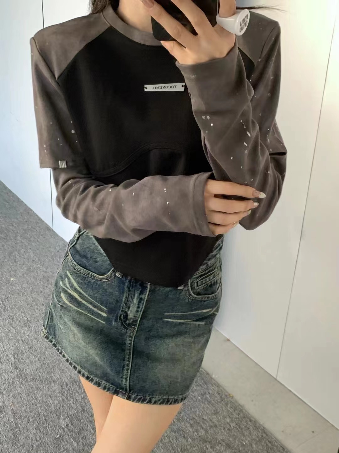 十三行2024早春新款女韓版撞色亮晶晶設計感短款鏤空正肩長袖T恤