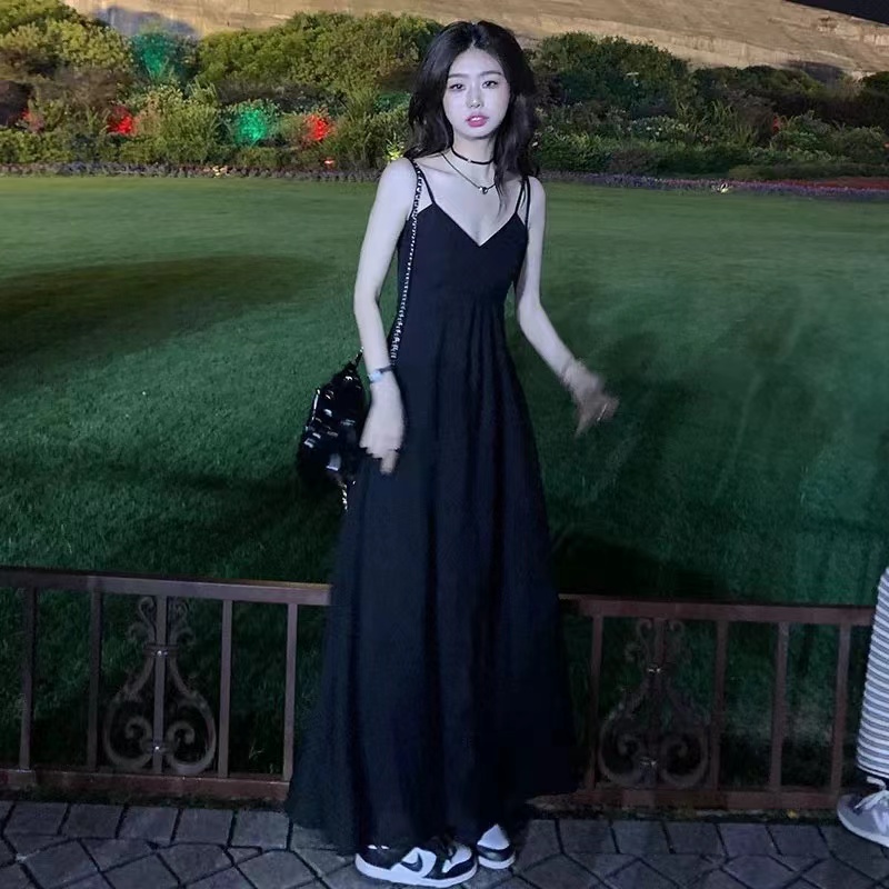 法式赫本風黑色吊帶連衣裙子女夏季2024新款氣質高級質感收腰長裙