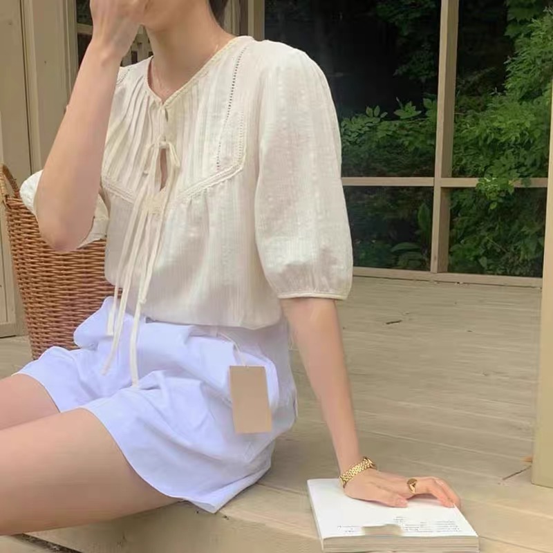 十三行繡花流蘇系帶上衣女法式復古假日顯瘦泡泡袖圓領蕾絲