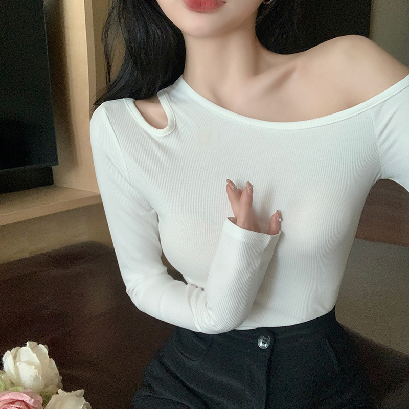 Real shot of spring Hong Kong style pure lust style black oblique off-shoulder long-sleeved knitted T-shirt ins slim short inner layering shirt