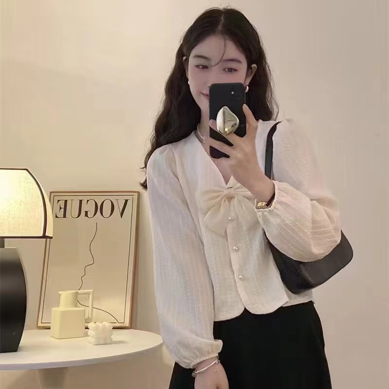 v領蝴蝶結泡泡袖襯衫女設計感小眾春秋法式甜美別致短款上衣