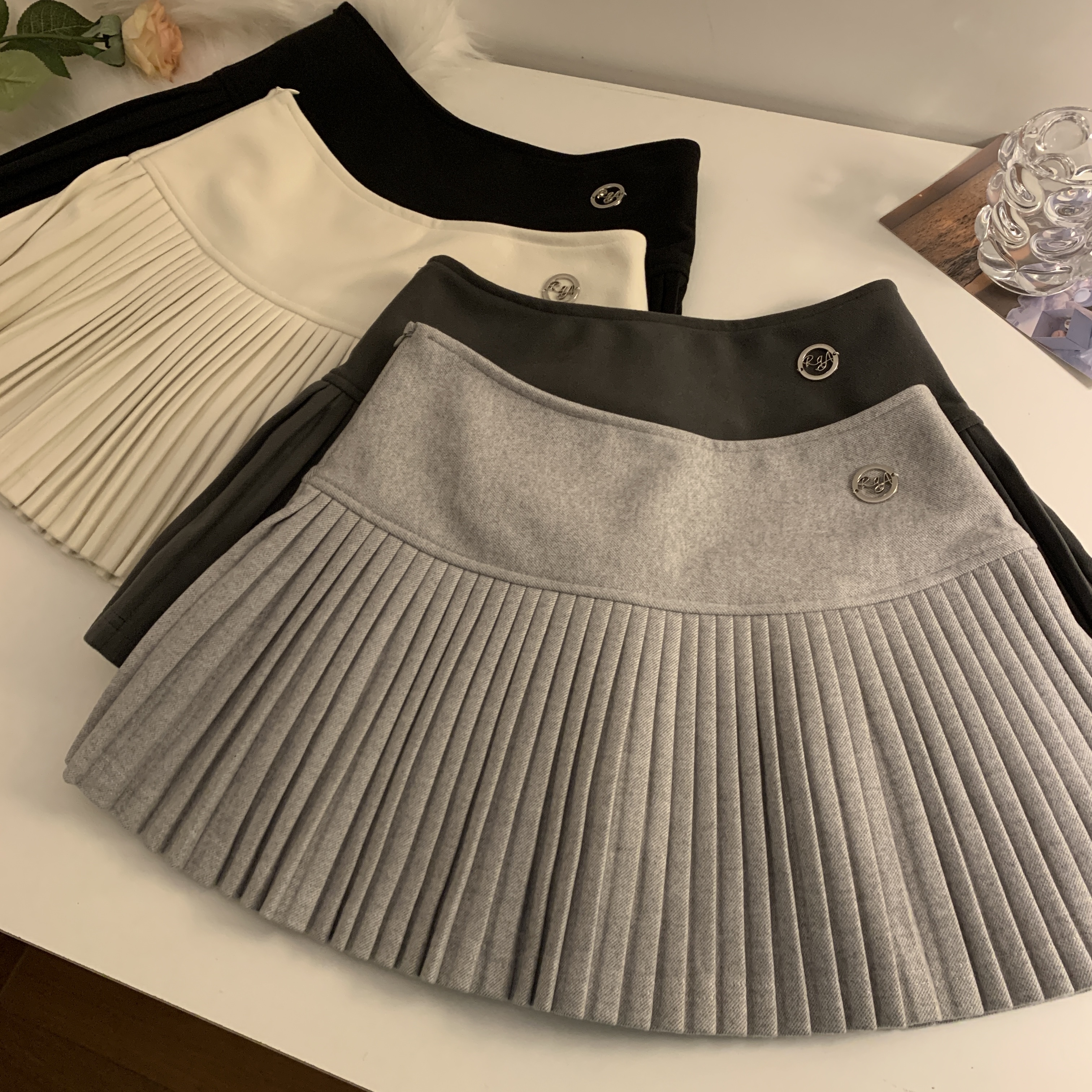 Real shot of versatile hot girl pure lust style woolen pleated skirt high waist slim sexy short skirt sexy skirt