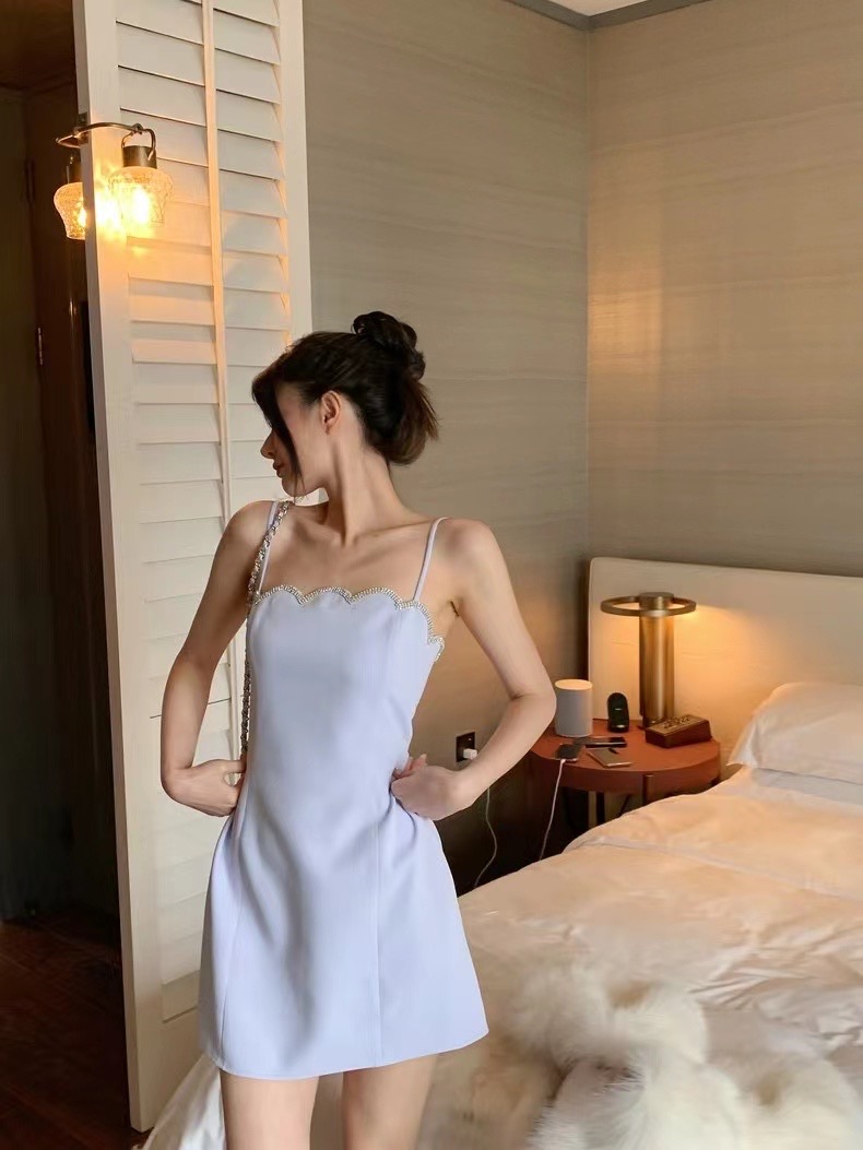 Lienni Krystal/簡約收腰顯瘦鏤空露肩新款手工釘鑽吊帶連衣裙女