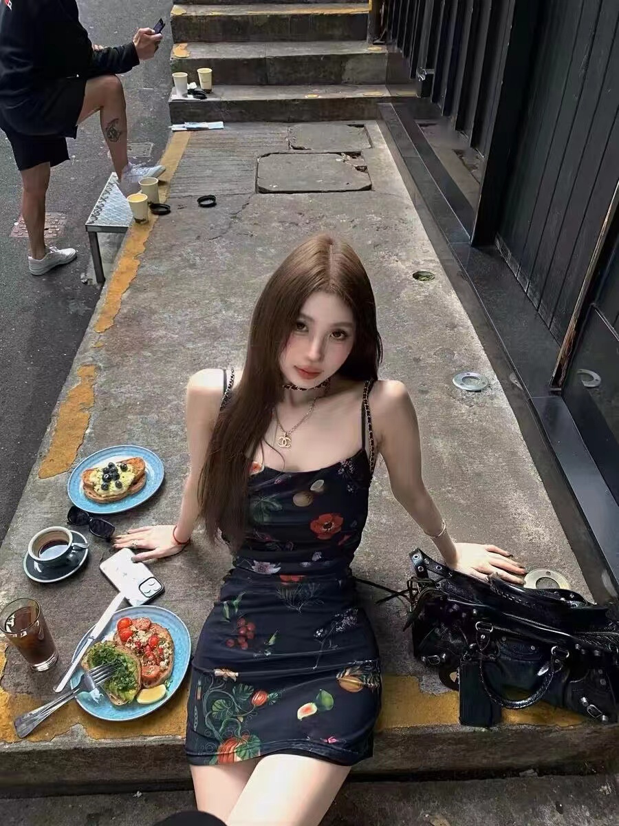 Tongiiuu 迷迭海瑟薇 碎花吊帶連衣裙女復古收腰顯瘦a字包臀裙春
