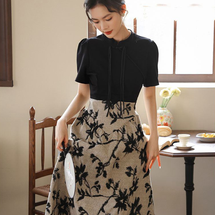 2024夏季新款法式赫本風碎花連衣裙女高端氣質收腰顯瘦小個子長裙