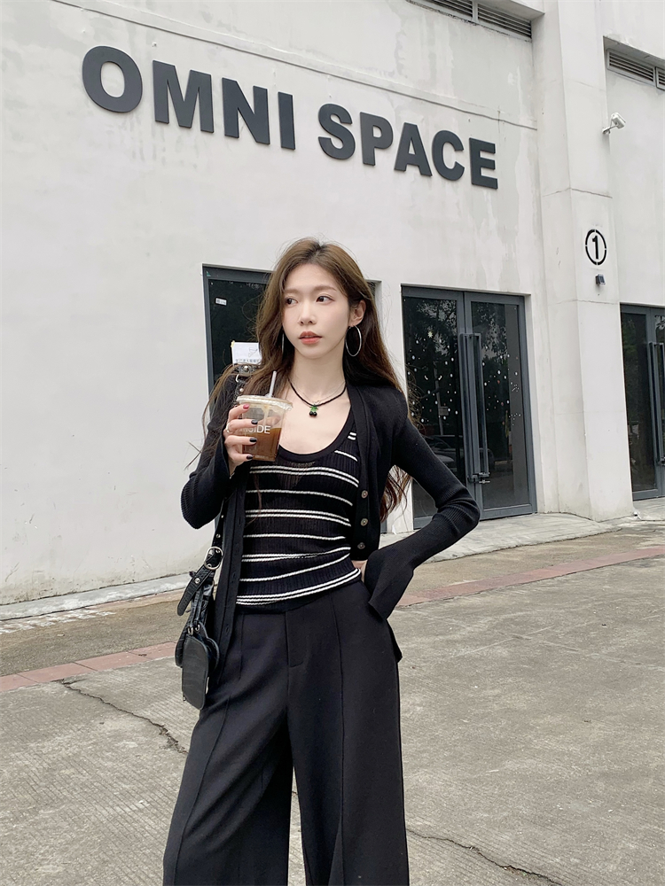 Real shot ~ U-neck special yarn striped hollow vest slim fit knitted bottoming top