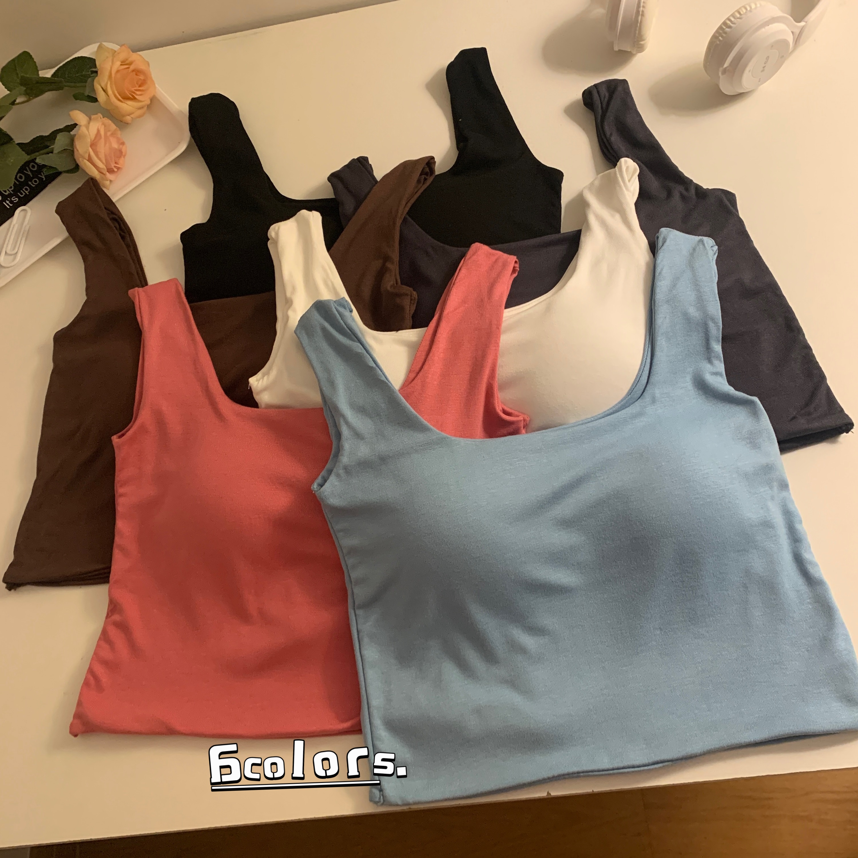 Real shot of Korean style solid color versatile small camisole with wide shoulder straps, slimming and slimming top with breast pads and beautiful back