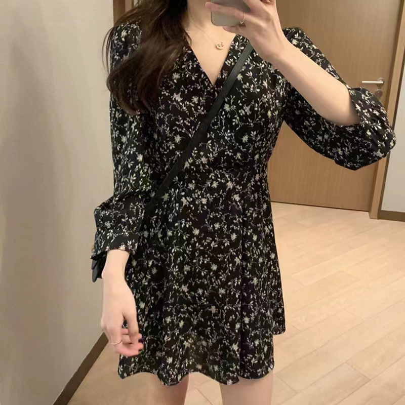 2024新款法式復古氣質初戀裙V領顯瘦碎花連衣裙女