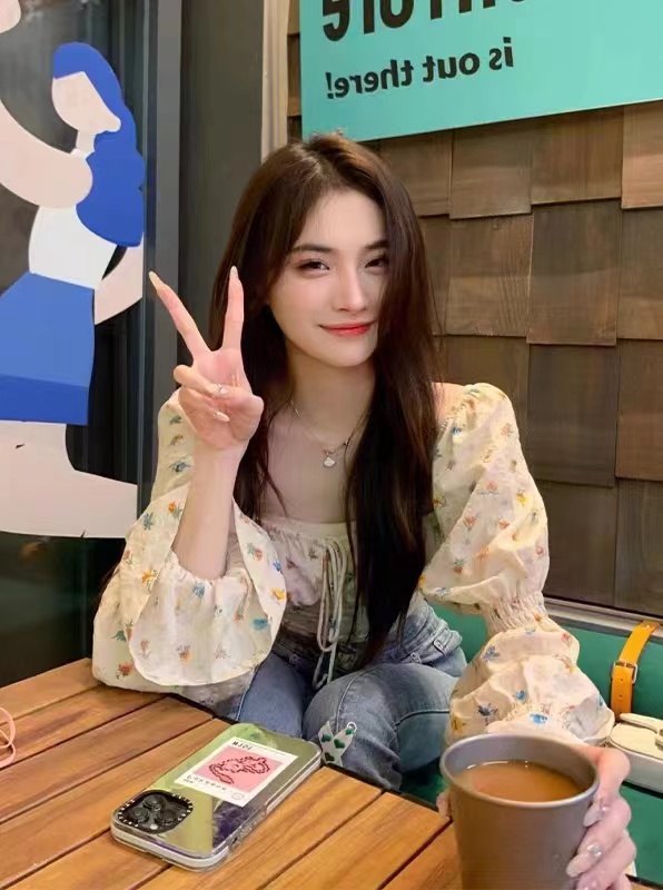 方領碎花襯衫女春秋設計感小眾法式長袖短款襯衣泡泡袖上衣