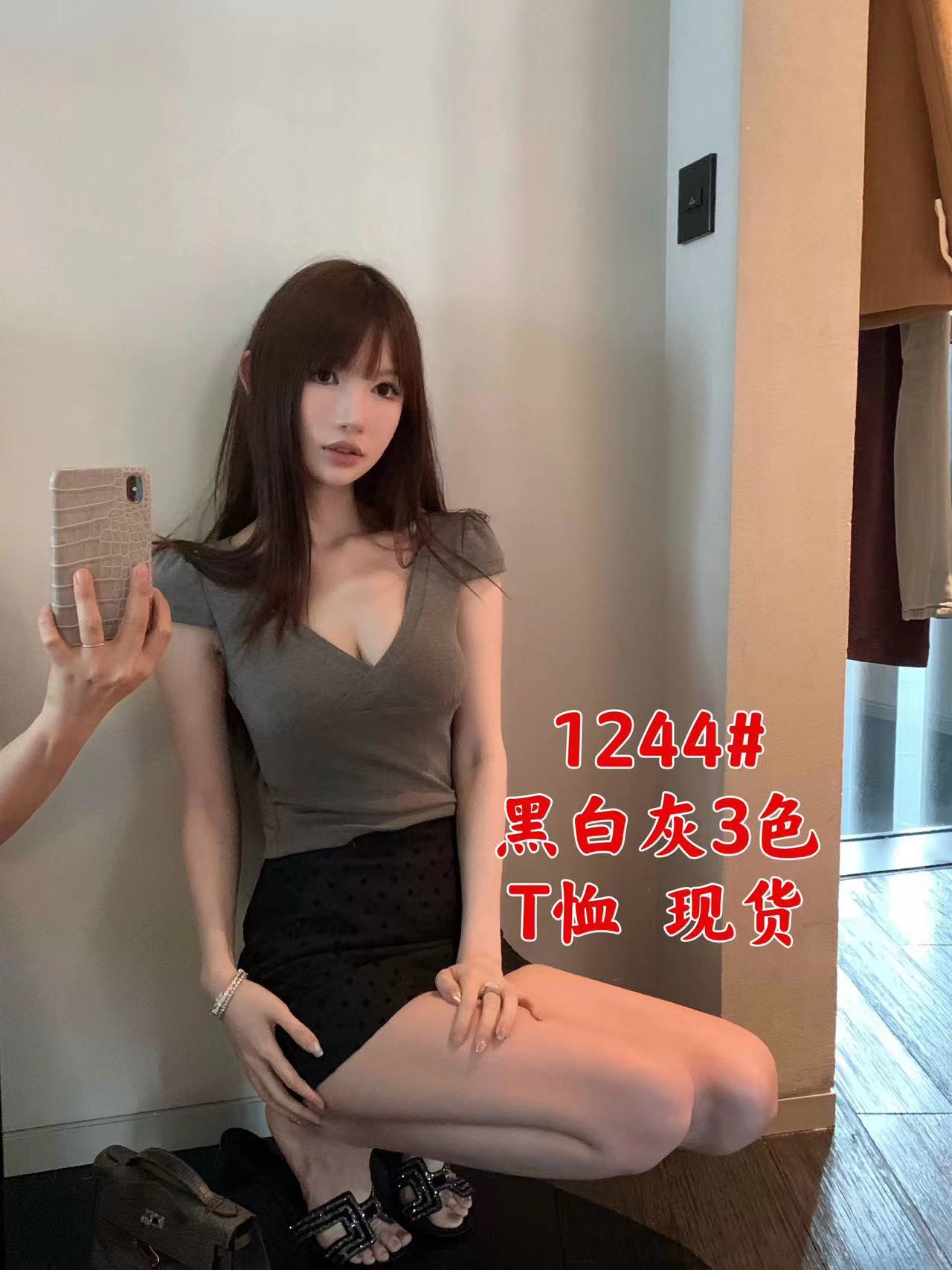 CHICYOU 純欲感v領性感套頭百搭休閒顯瘦打底外穿短袖T恤上衣女