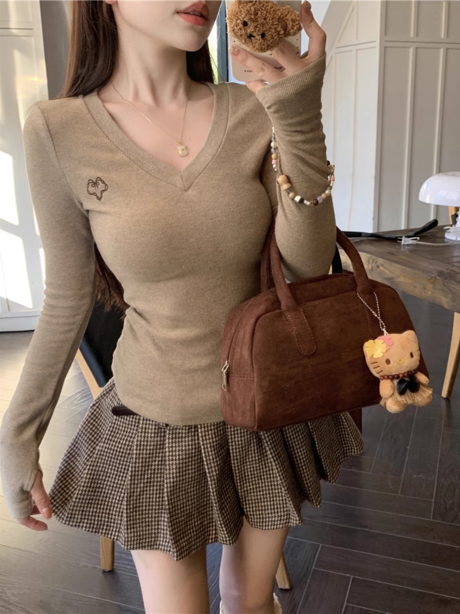 設計感小眾刺繡V領長袖T恤女冬季甜辣百搭打底衫修身內搭杏色上衣