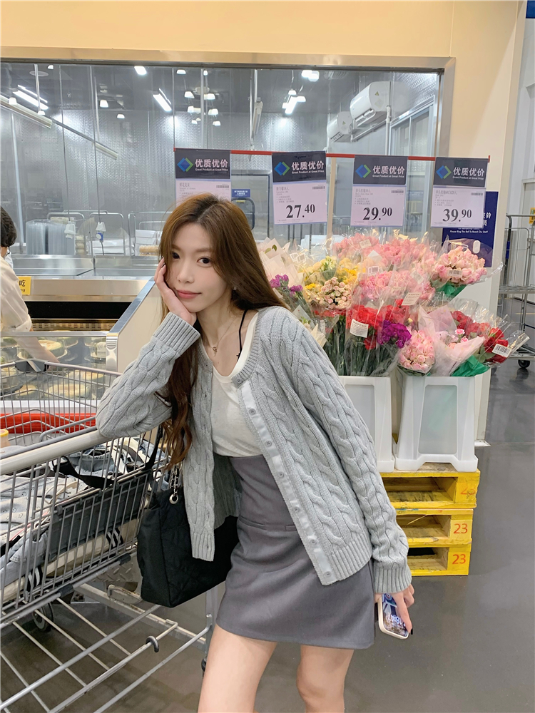 Actual shot ~ Pure desire V-neck top + simple gray sweater cardigan + high-waisted short skirt suit
