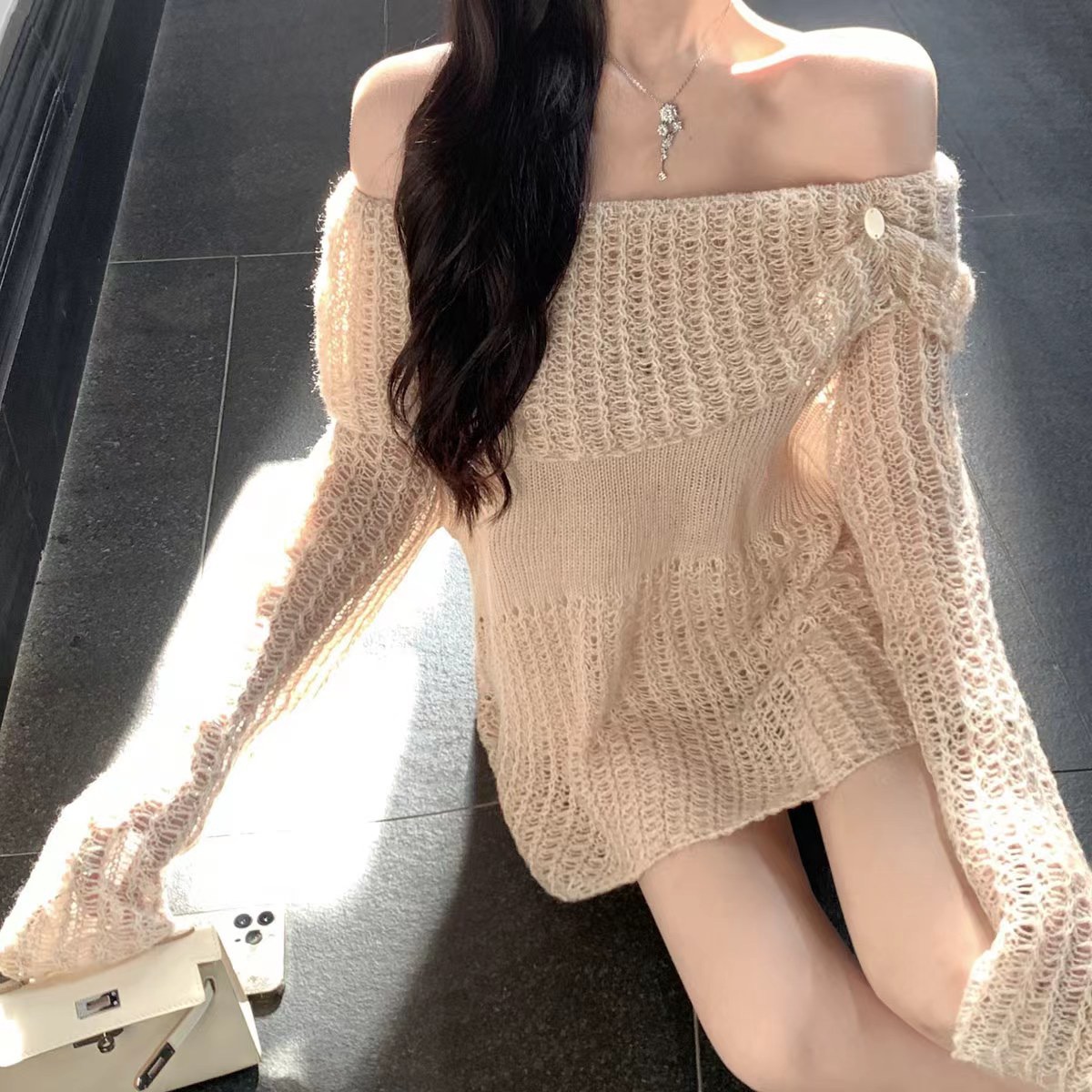 一字肩翻領露肩寬鬆鏤空設計感馬海毛毛衣女