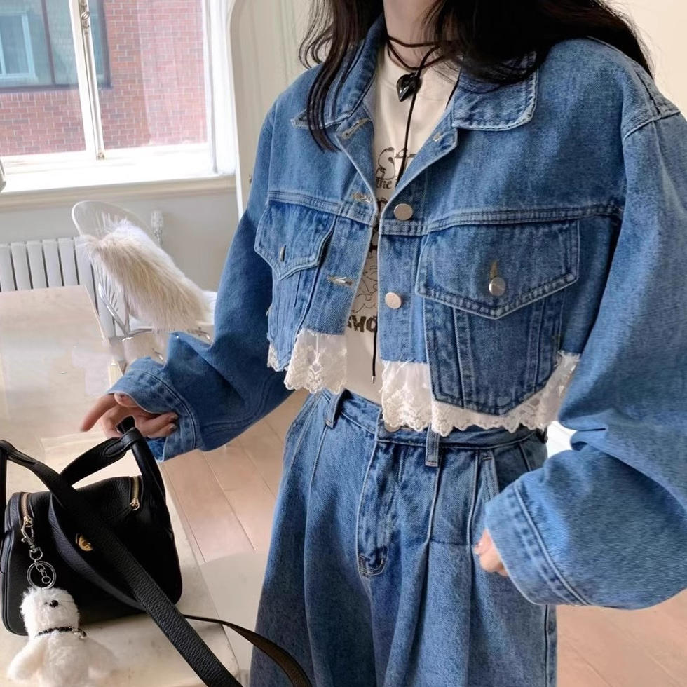 Loose short long-sleeved denim jacket with lace stitching