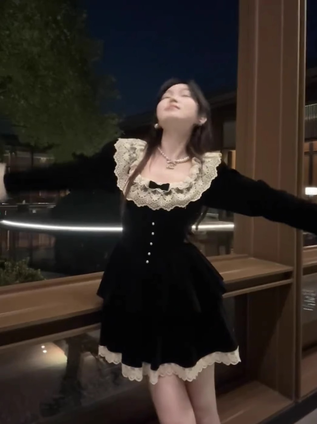 法式赫本風絲絨黑色連衣裙女春秋季高級感氣質收腰顯瘦小個子短裙