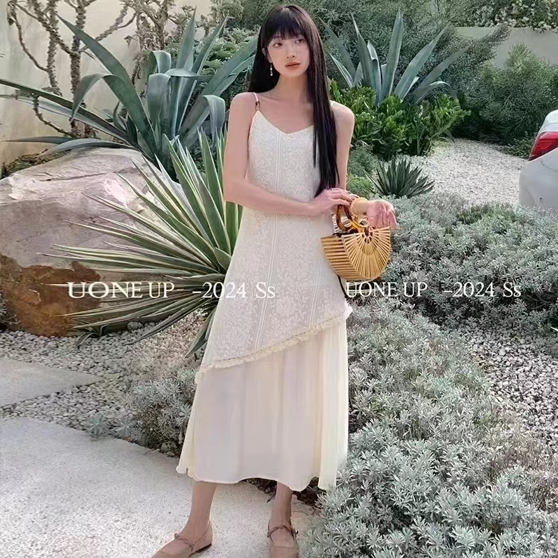 法式赫本風黑色吊帶連衣裙女夏季高級感小眾設計收腰顯瘦氣質長裙