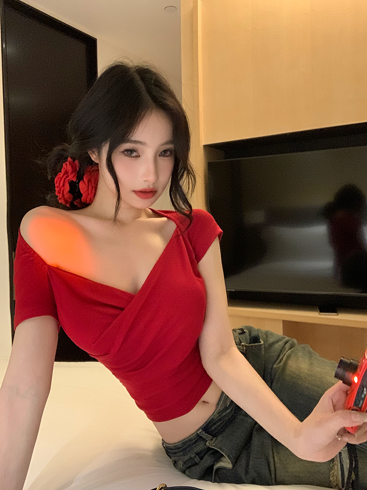 Real shot American V-neck red one-shoulder short-sleeved T-shirt hot girl slim pure desire sexy cross short top