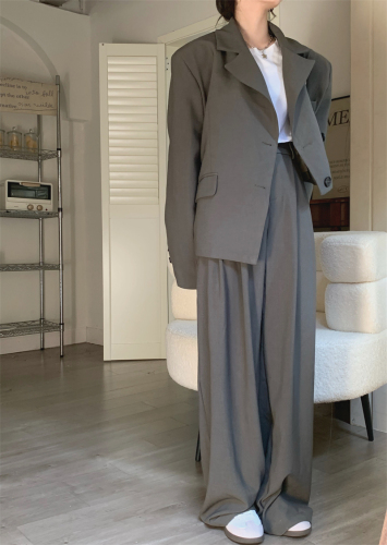 Actual shot of early spring short irregular casual solid color suit + wide-leg floor-length slim suit pants for women