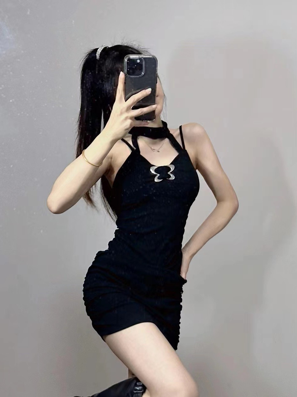 辣妹黑暗系掛脖吊帶露背連衣裙女性感收腰顯瘦別致皺褶包臀短裙子