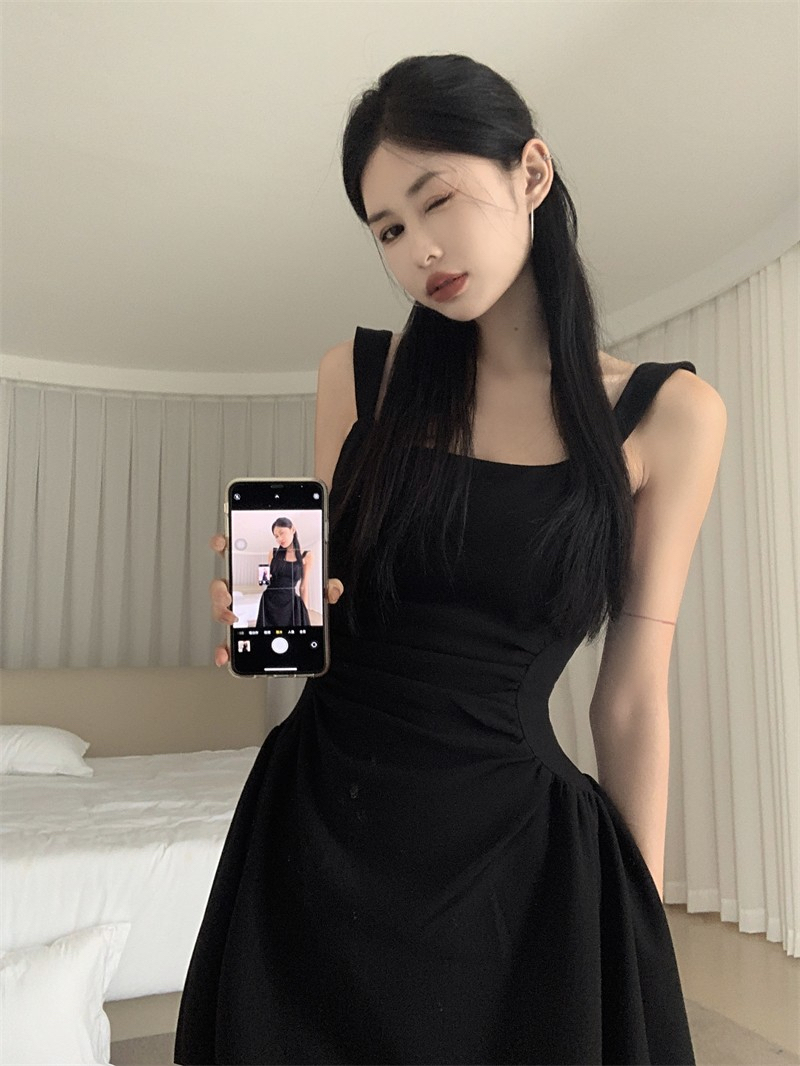 赫本風小黑裙氣質背心連衣裙女夏季小眾收腰顯瘦吊帶裙a字短裙子