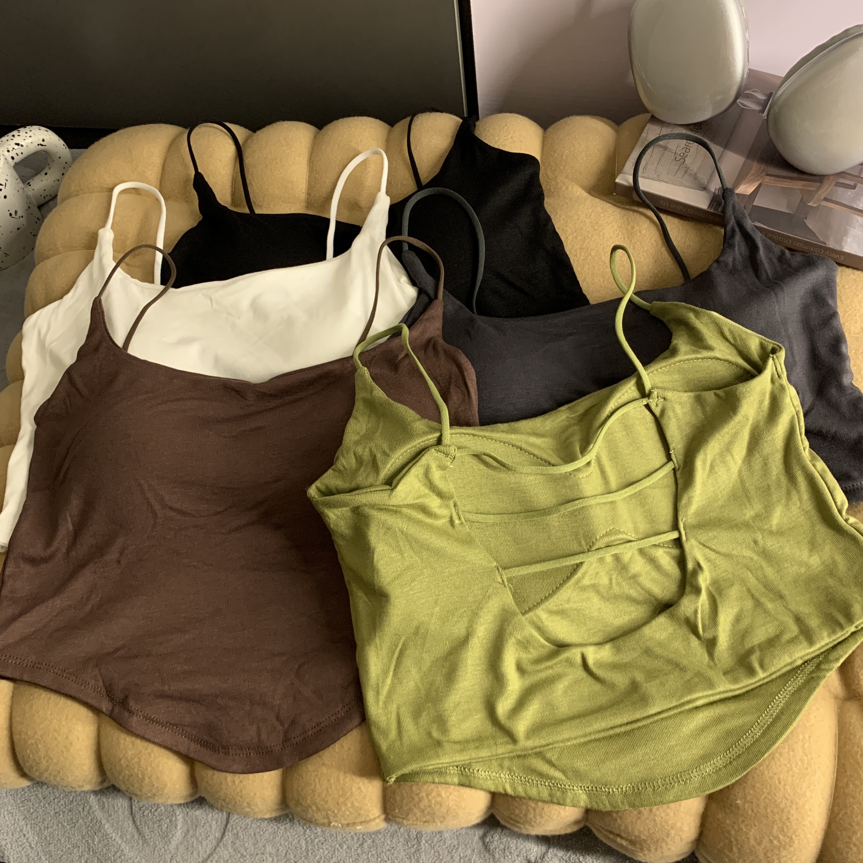 Actual shot of Korean style niche design camisole with spaghetti straps and chest pad, slim and short style, slimming and beautiful back